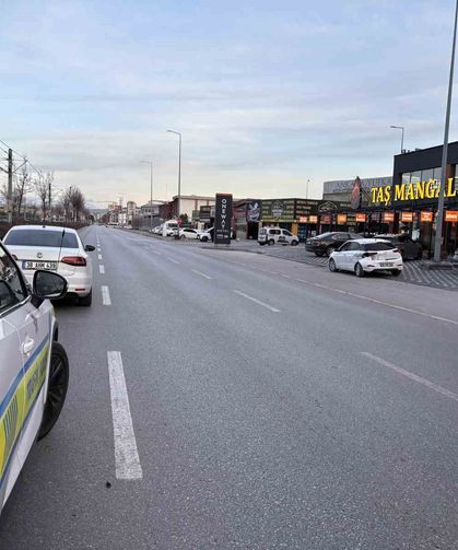 İki otomobil ve tramvayın karıştığı kazada 2 kişi yaralandı