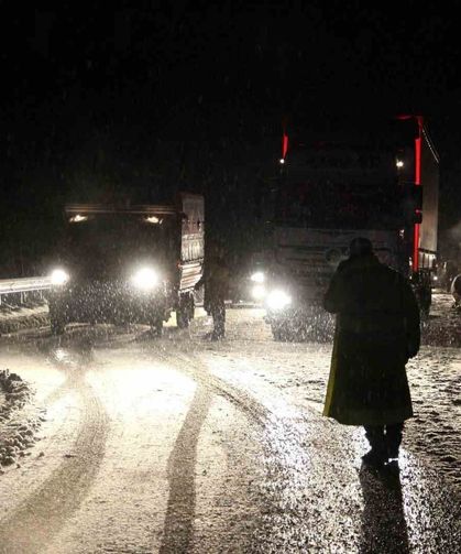 Kop Dağı Geçidi'nde kar ve tipi ulaşımı aksattı