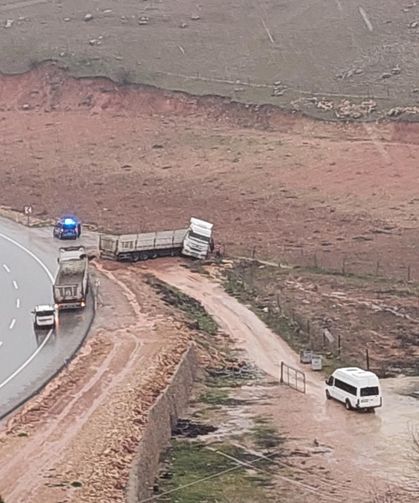 Kurtalan'da kontrolden çıkan kamyon yol kenarına savruldu