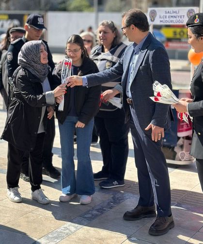 Salihli'de kadına yönelik şiddete karşı bilgilendirme stantları kuruldu