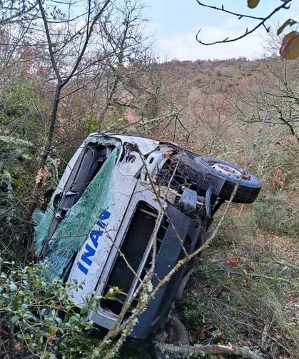 Servis aracı uçuruma yuvarlandı: 1 yaralı