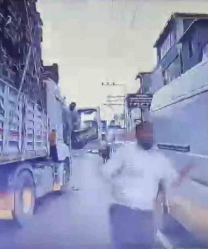 Trafikte dehşet: Tırdaki yolcu bıçakla saldırdı