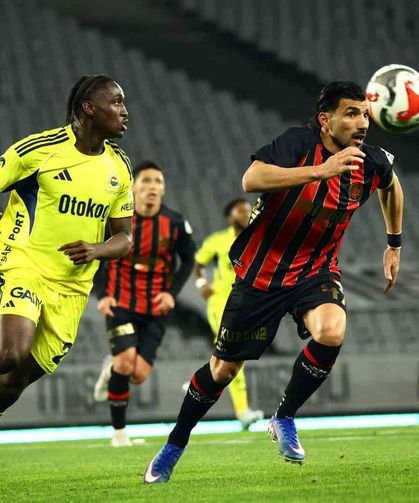 Trendyol Süper Lig: Fatih Karagümrük: 2 - Fenerbahçe: 0 (İlk yarı)