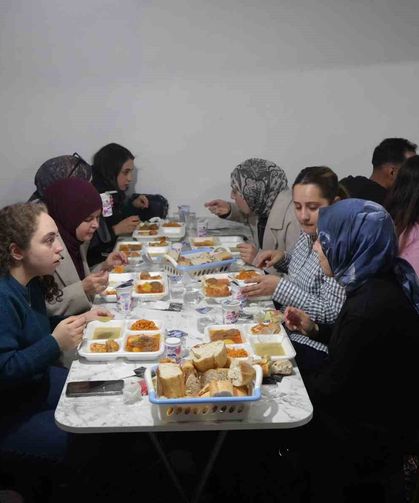 Üniversite öğrencileri oruçlarını köyde kurulan iftar sofrasında açtı