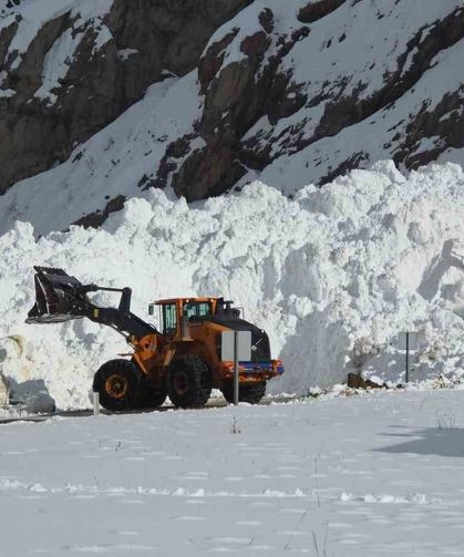 Van-Hakkari kara yolunda çığ sonrası çalışmalar sürüyor