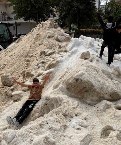 Adana'da nisan ayında çocukların kar topu keyfi