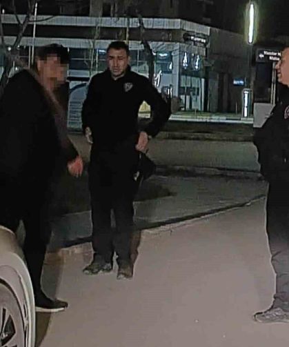 Aksaray polisinin elinde keser olan adamla imtihanı kamerada