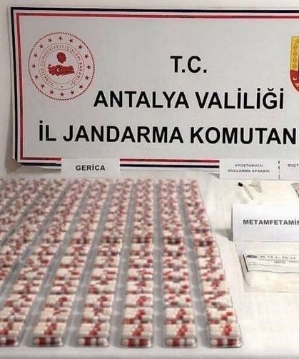 Antalya'da bir araçta yapılan aramada uyuşturucu madde ele geçirildi