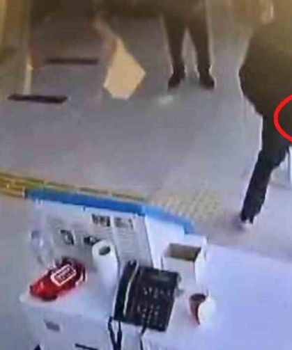 Banka şubesinde satırla gasp girişimi: Maskeli şüpheli kısa sürede yakalandı