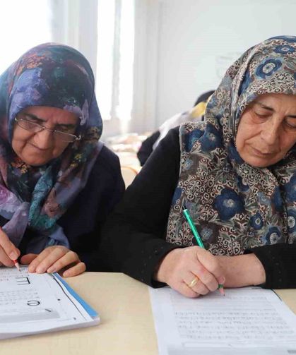 Battalgazi'de yaşlı vatandaşlara okuma yazma desteği