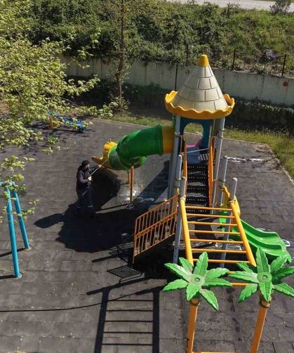 Çayırova'da parkların oyun grupları yıkanıyor
