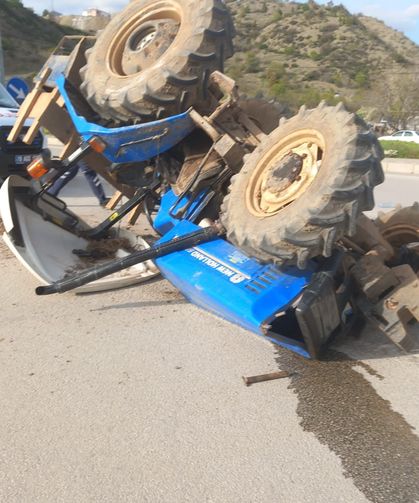 Çorum'da traktör ile ambulans çarpıştı: 1 yaralı