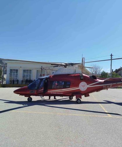 Duvara çarpan kamyonun sürücüsü hava ambulansıyla hastaneye yetiştirildi