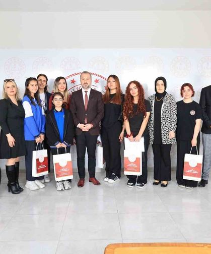 Elazığ'da derece giren öğrenciler ödüllendirildi