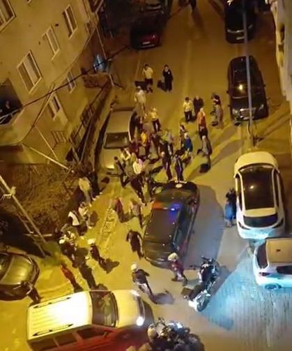 Eski sevgili evini bastı, binayı taşlayarak etrafa ateş etti; o anlar kamerada