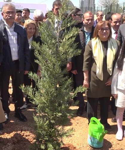 Gaziantep'te 23 Nisan'da fidanlar toprakla buluşturuldu