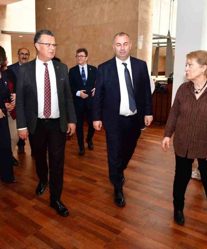 Hem ablasını hem umut sergisini yalnız bırakmadı