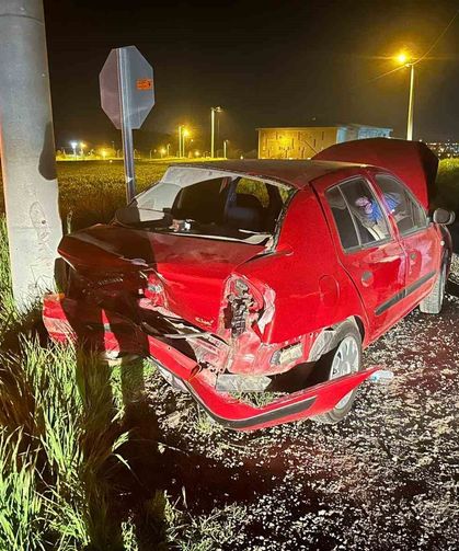 İki otomobil çarpıştı, iki kişi hastanelik oldu