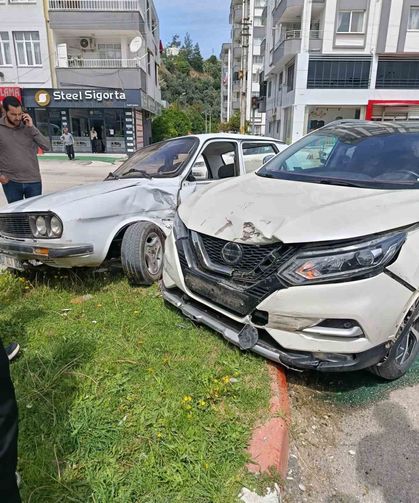 İki otomobilin çarpıştığı kaza anı kamerada