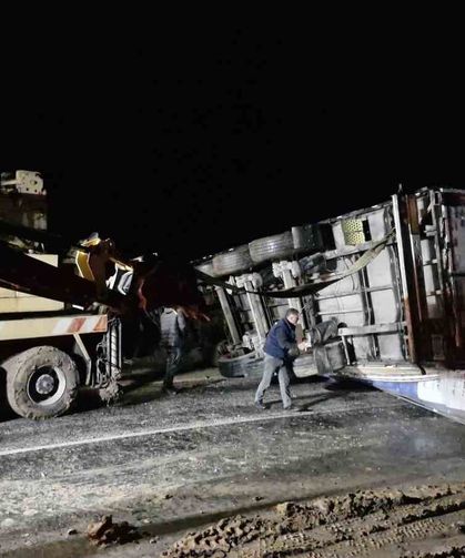 Kayan tır devrildi, Ankara-Tokat karayolu saatlerce ulaşıma kapandı