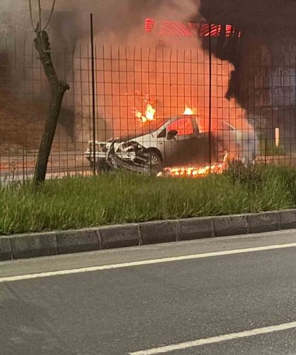 Kaza yapan otomobil alev topuna döndü: Yol trafiğe kapandı