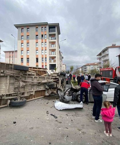 Malatya'da kamyonet ile otomobil çarpıştı: 2 yaralı