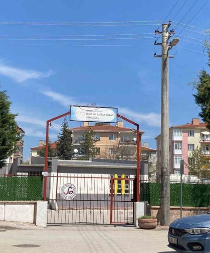 Okul çevresindeki 'şüpheli' ekipleri harekete geçirdi