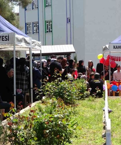 Okul saldırısında hayatını kaybeden çocukların mezarı Türk bayrakları ve balonlarla süslendi