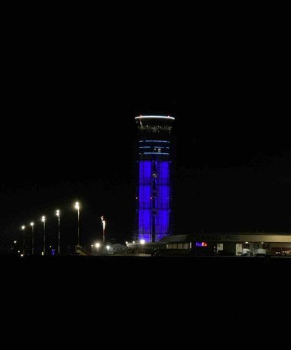 Otizm Farkındalık Günü'nde Sabiha Gökçen Havalimanı kulesi maviye büründü