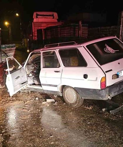 Otomobil, yük indiren forklifte çarptı: 4 yaralı