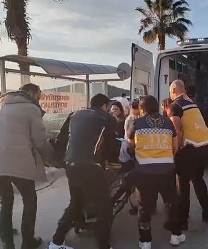 Otomobille çarpışan motosiklet durağa daldı: 2 yaralı