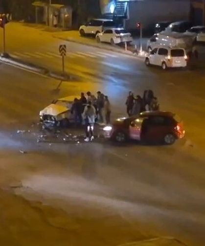 Otomobiller kafa kafaya çarpıştı; 2 yaralı