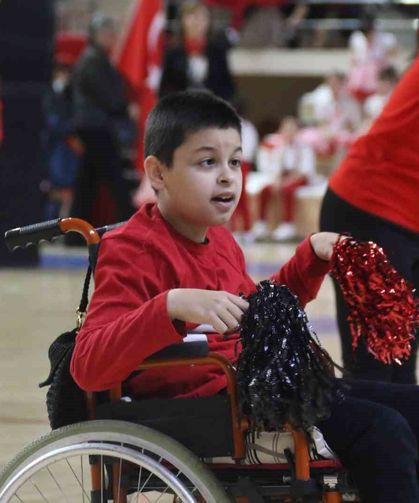 'Özel' torununu sahne kenarında yönlendiren anneannenin heyecanı dikkat çekti