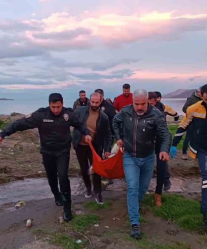 Polisler soğuk havaya aldırış etmeden Van Gölü'ne girip vatandaşı kurtardı