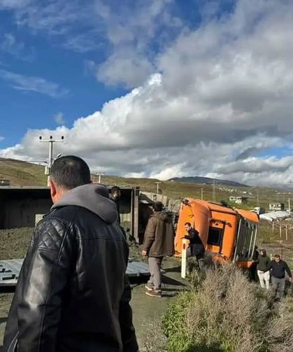 Siirt'te kamyon devrildi: Uzun araç kuyruğu oluştu