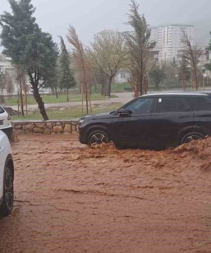 Silvan'ı sel vurdu