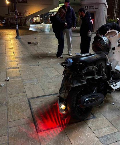 Şişli'de bir sürücü genç kıza çarpmamak için bariyerlere girdi