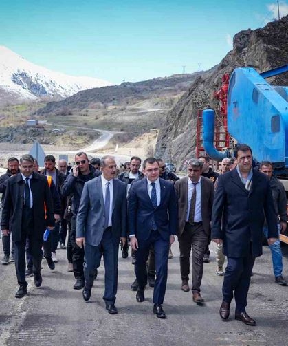 Vali Taşyapan heyelan bölgesinde