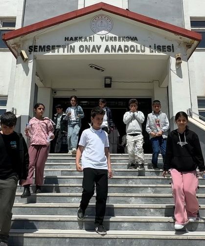 Yüksekova'da 4 bin 69 öğrenci bursluluk sınavında ter döktü