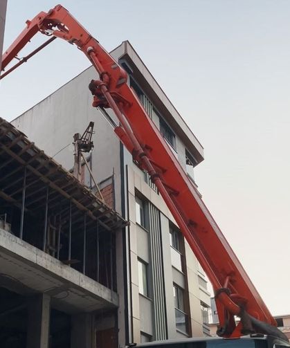 Zeytinburnu'nda beton dökme çalışması sırasında yan binanın duvarı çöktü