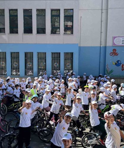 Zeytinburnu'nda 'Mektepten Meclise Pedal' bisiklet turu renkli görüntülere sahne oldu