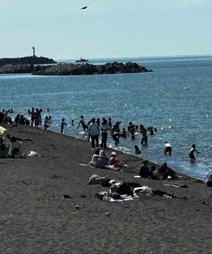 Akçakoca sahilleri bayramda doldu taştı