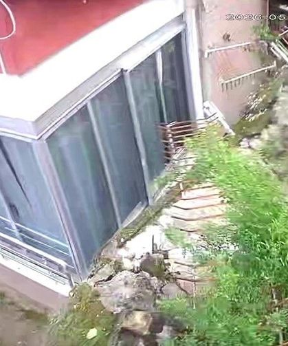 Amasya'da duvarın yıkılma anı kamerada: Gürültüyü duyanlar deprem sanmıştı