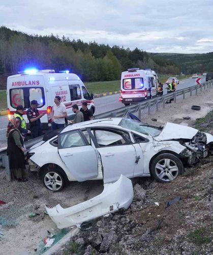 Bayram tatili yolunda kaza: Takla atan otomobildeki 4 kişi yaralandı