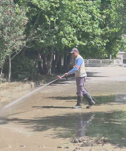 Davutlar'ın sokaklarında bayram temizliği