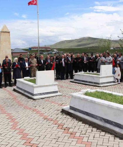 Edebük şehitleri kabirleri başında anıldı