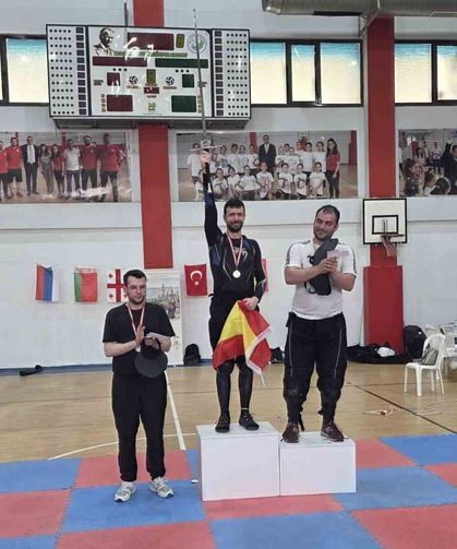 Eskişehirli kılıç ustası İzmir'den dereceyle döndü