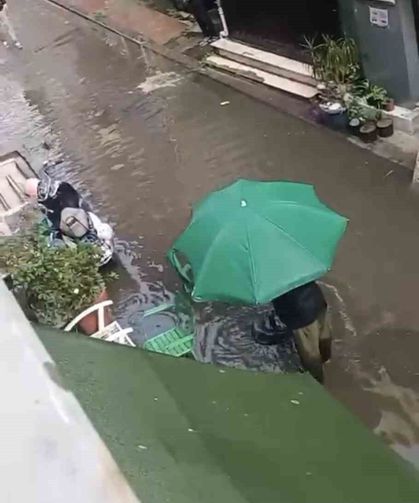 İzmit'te sağanak vatandaşlara zor anlar yaşattı