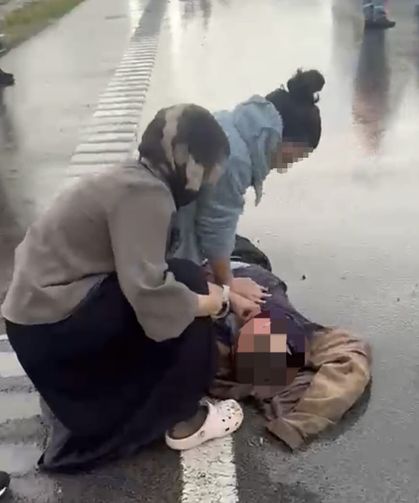 Kaza yapanlara yardım etmek isterken otomobilin çarptığı yaya hayatını kaybetti