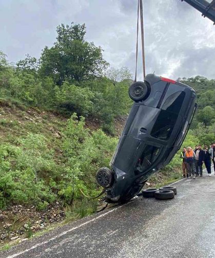 Kemaliye'de yağış nedeniyle araç takla attı